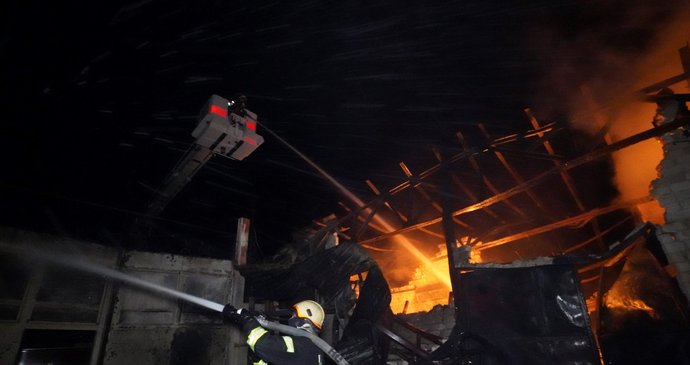 ONLINE: Další dronový útok na Charkov, ve městě hoří obytné domy