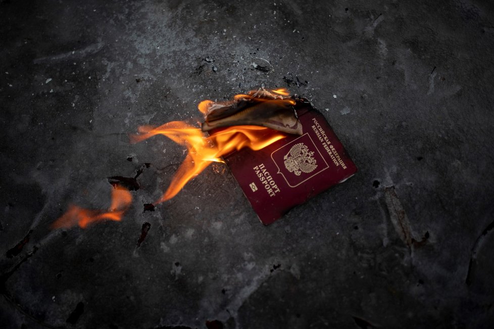 Rusové po celém světě na protest s invazí Ukrajiny pálí své pasy (24.2.2022)