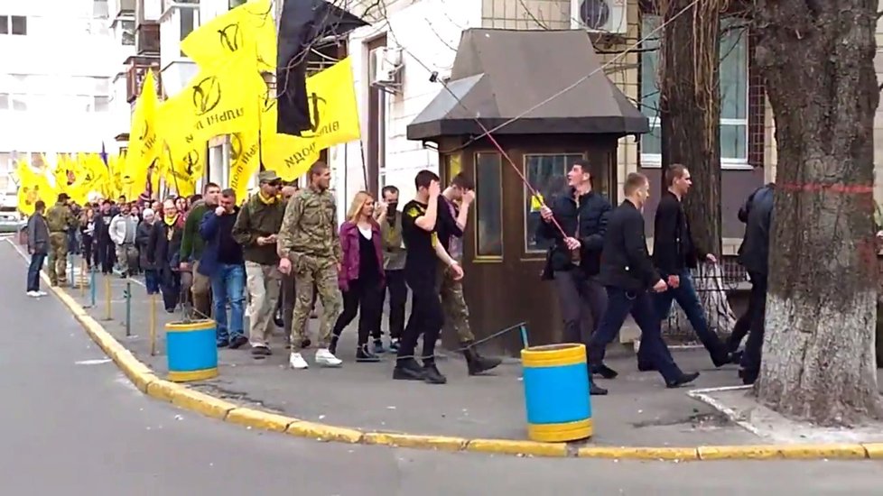 Ve stejný den Kyjevem pochodovali ukrajinští extremisté, kteří křičeli obscénnosti.