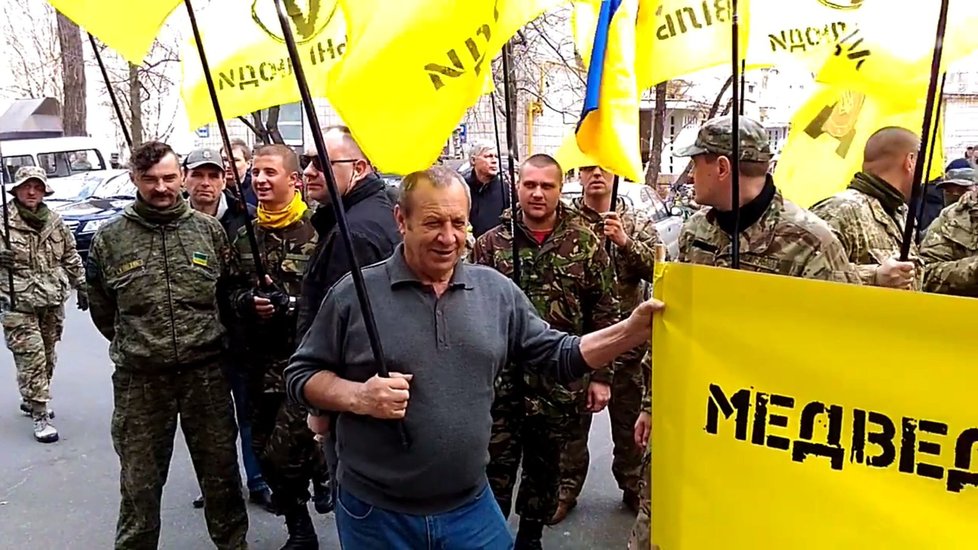 Ukrajinští radikálové chtěli „potrestat“ politika Medvědčuka, který prý není dostatečně vlastenecký.