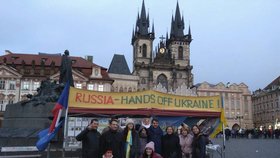 Pražský stánek aktivistů, kteří poukazují na mocenské kroky Ruska.