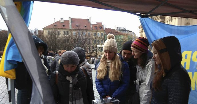 Pražský stánek aktivistů, kteří poukazují na mocenské kroky Ruska.