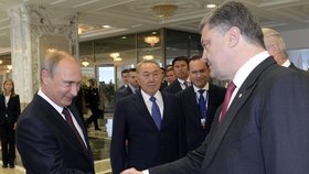 Putin si potřásl rukou s Porošenkem, ale úsměv působil poněkud nepatřičně.