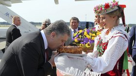 Porošenka v Bělorusku přivítali chlebem a solí.