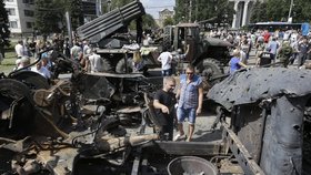 Separatisté v Doněcku vystavili zničenou vojenskou techniku ukrajinské armády.