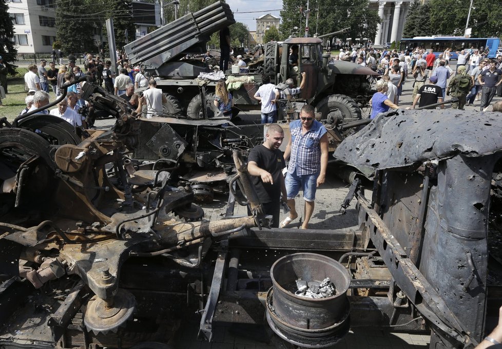 Separatisté v Doněcku vystavili zničenou vojenskou techniku ukrajinské armády