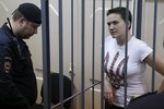 Vězněná ukrajinská pilotka Naďa Savčenková