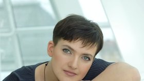Vězněná ukrajinská pilotka Naďa Savčenková