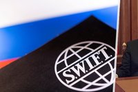 Smyčka se stahuje, Rusko čeká odpojení od systému SWIFT. Klíčové země otočily