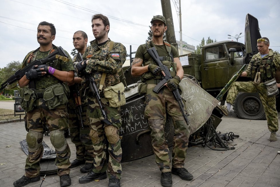 Francouzští dobrovolníci, kteří stojí na straně proruských separatistů. Na fotce muži na Leninově náměstí v Doněcku
