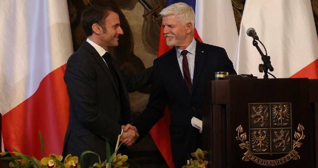 Macron se v Praze shodl s Pavlem: Rusko nesmí vyhrát! Uctili i oběti teroru na univerzitě