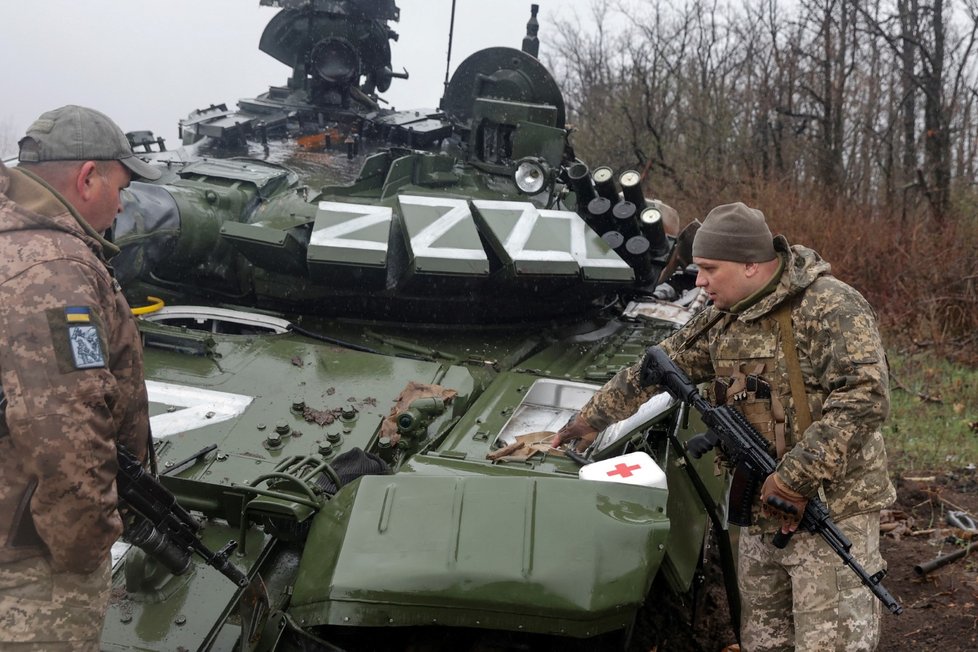 Ukrajinští vojáci prověřují ruskou techniku v Doněcké oblasti (13.4.2022ú
