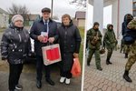 Jeden z čelných představitelů Kurské oblasti Sergej Korostjev truchlícím matkám jako kompenzaci za syny padlé na Ukrajině rozdal sadu ručníků.