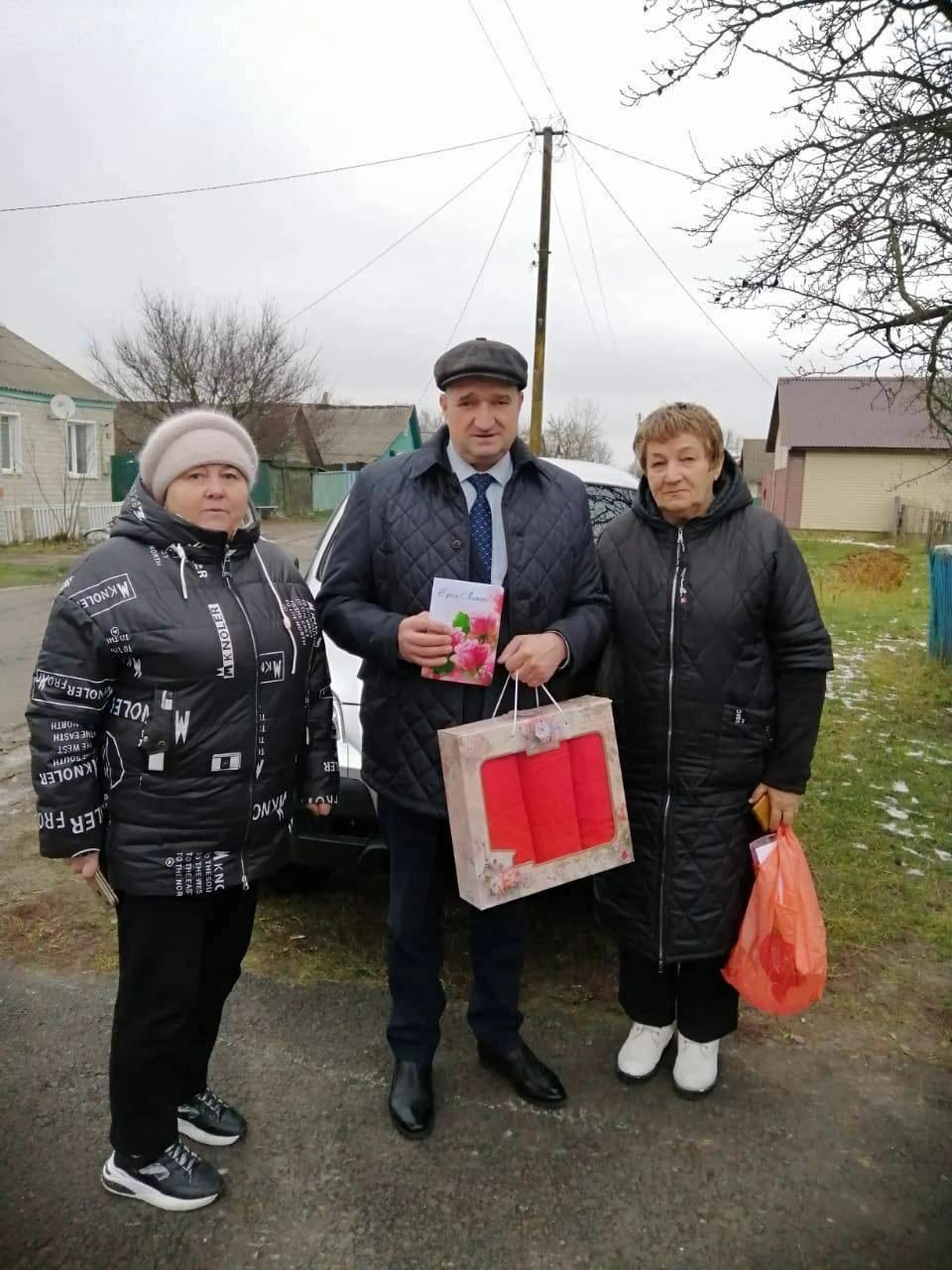 Jeden z čelných představitelů Kurské oblasti Sergej Korostjev truchlícím matkám jako kompenzaci za syny padlé na Ukrajině rozdal sadu ručníků.