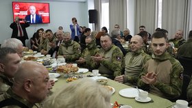 Setkání vojáků z ukrajinské fronty s ruskými komunistickými politiky