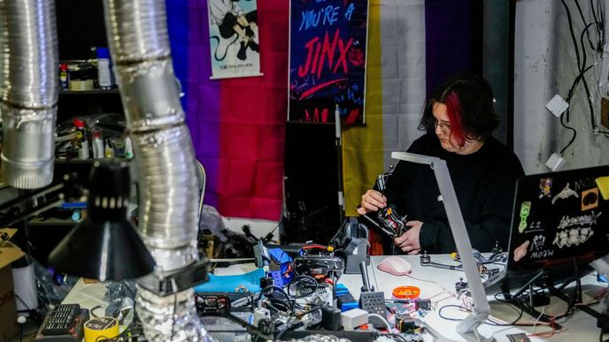 Chibi, ukrajinský voják z brigády Khartia, testuje dron v pátek 7. listopadu 2025 v Charkovské oblasti na Ukrajině. Chibi, ukrajinský voják z brigády Khartia, testuje dron v pátek 7. listopadu 2025 v Charkovské oblasti na Ukrajině.