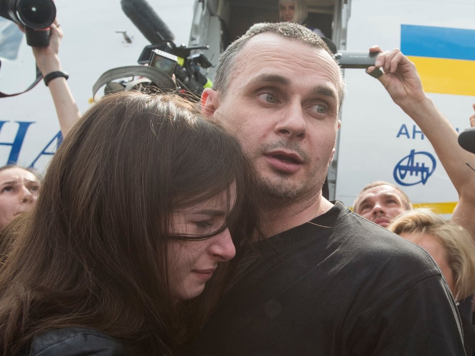Oleg Sencov s dcerou po příletu do Kyjeva.