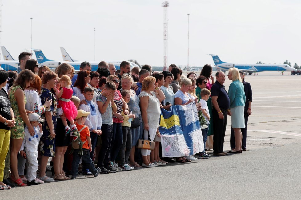 Příbuzní čekají na ukrajinské vězně na letišti.