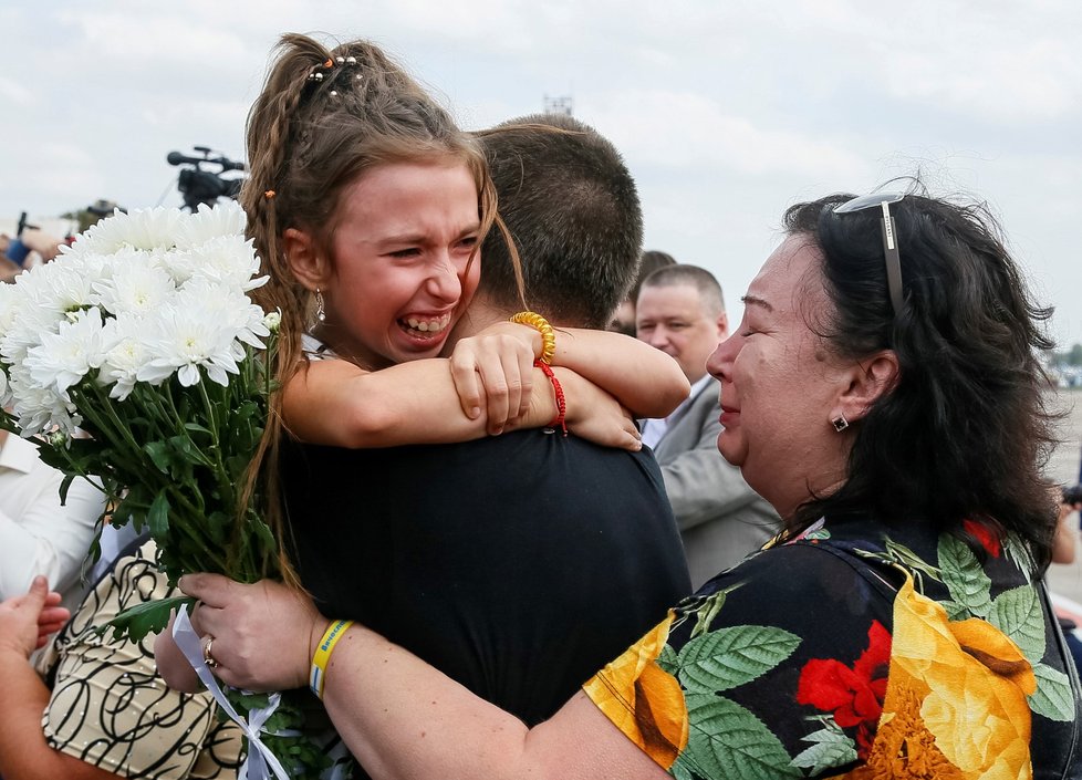 Na vyměněné vězně čekali na letišti v Kyjevě příbuzní.