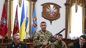 Ukrajinci ukazují zbraně, které měli zajatí Rusové u sebe.