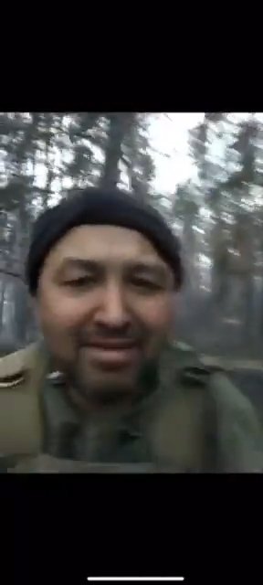 Ukrajinský voják natáčí video, zatímco se kolem něj ozývají výstřely.