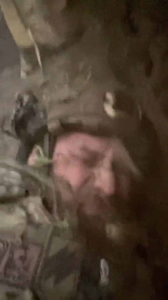 Ukrajinský voják ležel v zákopu, když v jeho těsné blízkosti dopadla raketa.