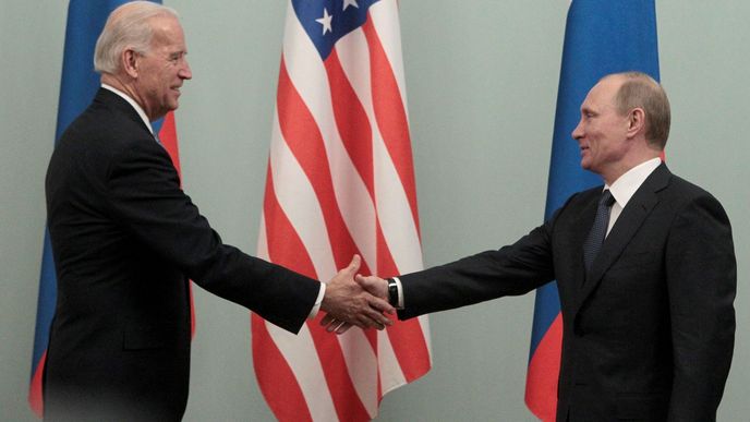 Archivní snímek ze setkání současných prezidentů USA A Ruska Joea Bidena a Vladimira Putina.