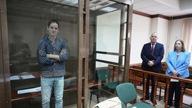 Americký novinář Evan Gershkovich před soudem v Rusku. K přelíčení dorazila i americká velvyslankyně v Rusku Lynne Tracyová.