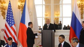 Někdejší prezidenti Barack Obama, Dmitrij Medveděv a Václav Klaus v Praze. (duben 2010)