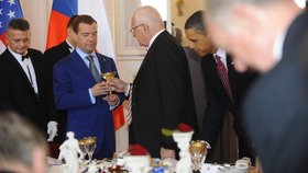 Někdejší prezidenti Barack Obama, Dmitrij Medveděv a Václav Klaus v Praze (duben 2010)