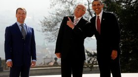 Někdejší prezidenti Barack Obama, Dmitrij Medveděv a Václav Klaus v Praze (duben 2010)