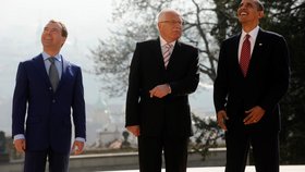 Někdejší prezidenti Barack Obama, Dmitrij Medveděv a Václav Klaus v Praze (duben 2010)
