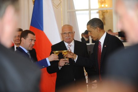 Někdejší prezidenti Barack Obama, Dmitrij Medveděv a Václav Klaus v Praze. (duben 2010)