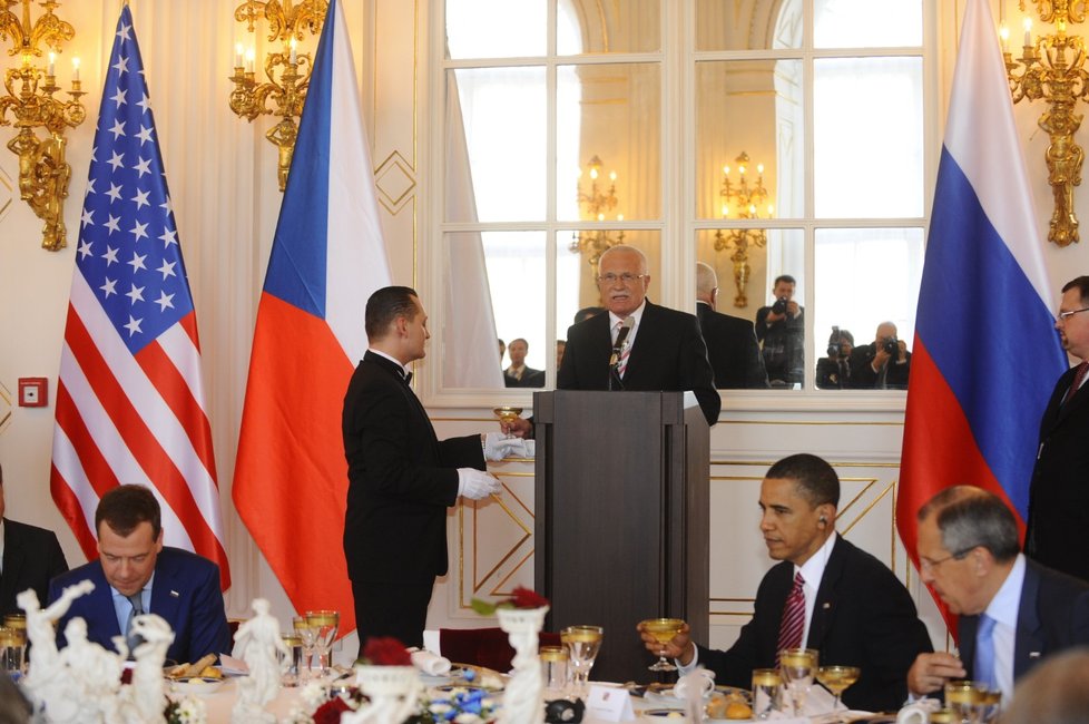 Někdejší prezidenti Barack Obama, Dmitrij Medveděv a Václav Klaus v Praze. (duben 2010)