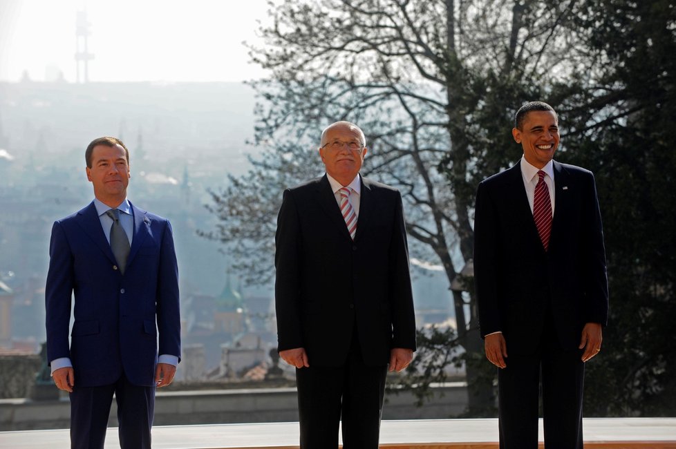 Někdejší prezidenti Barack Obama, Dmitrij Medveděv a Václav Klaus v Praze. (duben 2010)