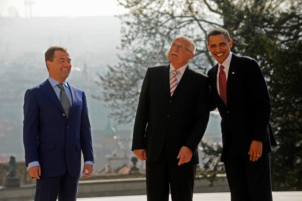 Někdejší prezidenti Barack Obama, Dmitrij Medveděv a Václav Klaus v Praze. (duben 2010)