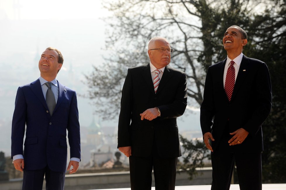 Někdejší prezidenti Barack Obama, Dmitrij Medveděv a Václav Klaus v Praze. (duben 2010)