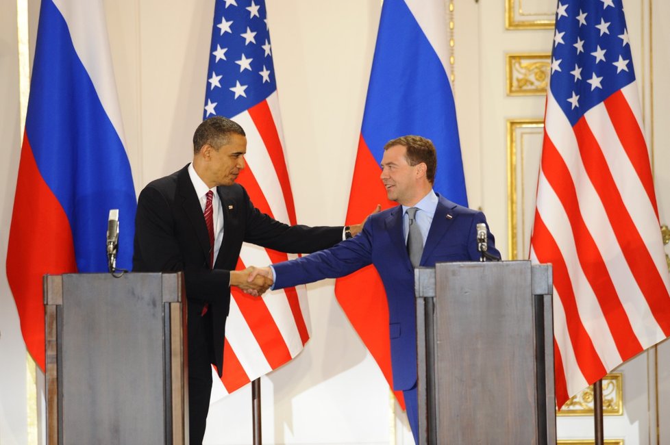 Někdejší prezidenti Barack Obama a Dmitrij Medveděv při podpisu smlouvy Nový START v Praze. (duben 2010)
