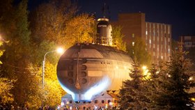 Transport sovětské jaderné ponorky K-3 Leninskij Komsomol ulicemi Kronštadtu, kde se z ní stane muzeum (12. 10. 2022)