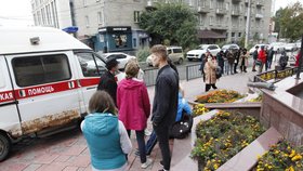 Několik dobrovolníků z týmu vůdce ruské opozici Alexeje Navalného muselo být po útoku odvezeno do nemocnice, (8. 9. 2020).