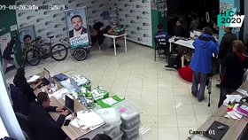 Moment útoku: Několik dobrovolníků z týmu vůdce ruské opozici Alexeje Navalného muselo být po útoku odvezeno do nemocnice, (8. 9. 2020).