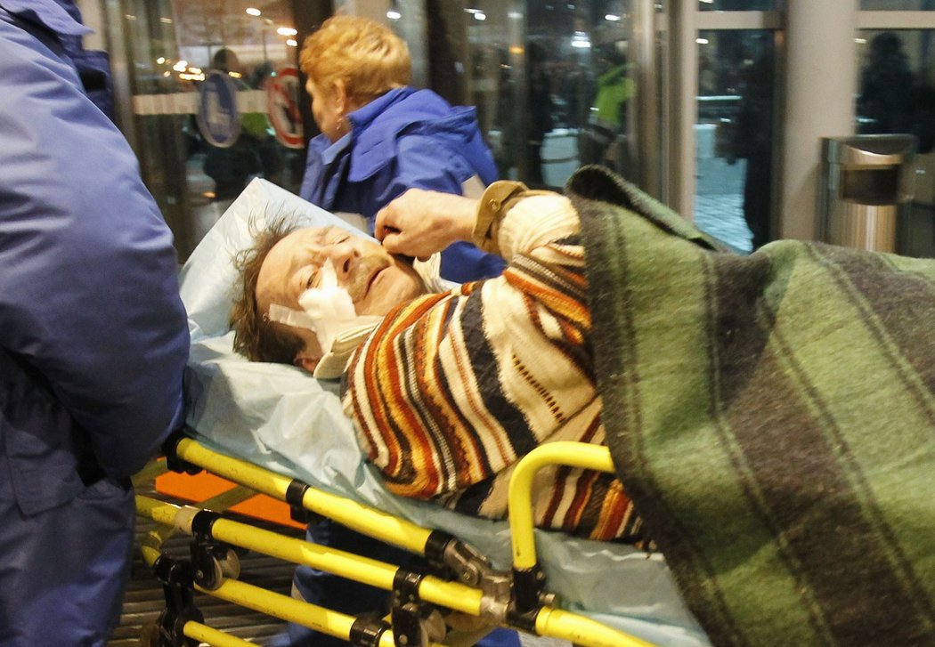 Odvoz raněných po teroristickém útoku na moskevském letišti Demodevovo