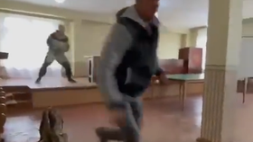 Mladík (25) postřelil vedoucího odvodové rady.