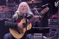 Moravec varoval před útoky na ČT i rozhlas. „Putin, krysa bez morálky,“ zpíval Hutka na Václaváku