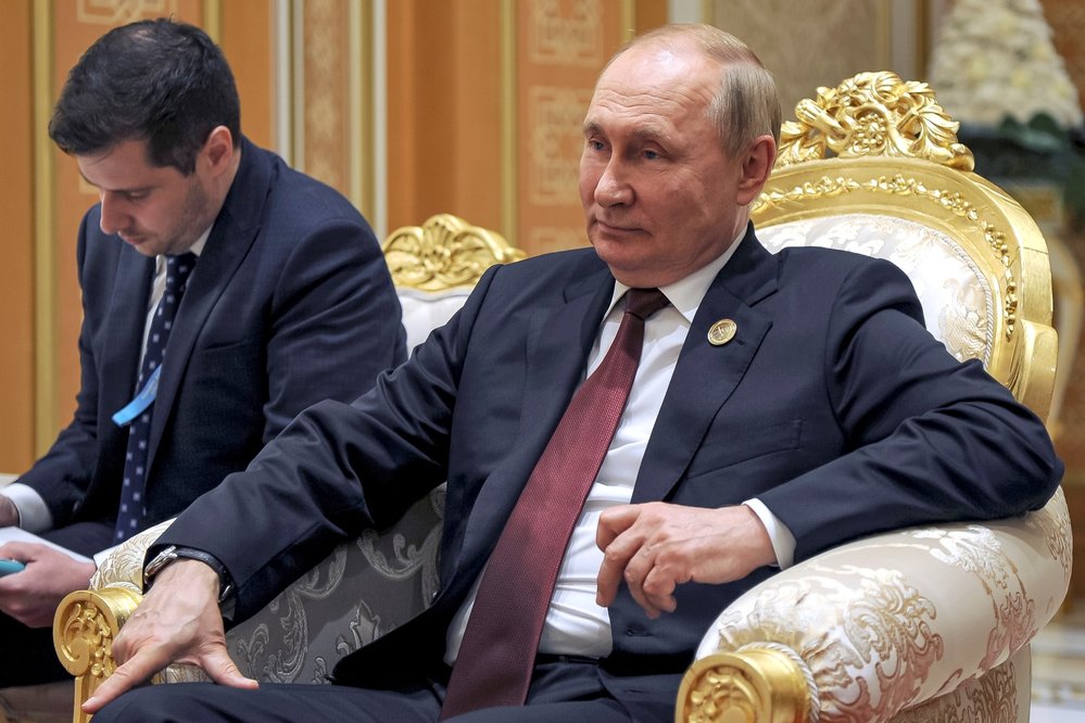 Vladimir Putin na Kaspickém summitu naslouchá íránskému Ebráhímu Raísímu. (29. 6. 2022)