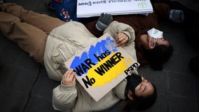 Další z protestů proti ruskému počínání na Ukrajině, tentokrát v jihokorejském Soulu (28.2.2022)