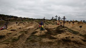 Masový hrob v od Rusů osvobozeném Lymanu.