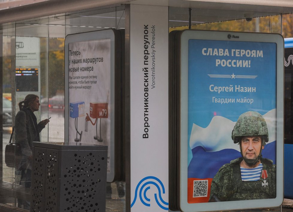 Válka na Ukrajině: Motivující mobilizační plakáty v Rusku (4. 10. 2022)