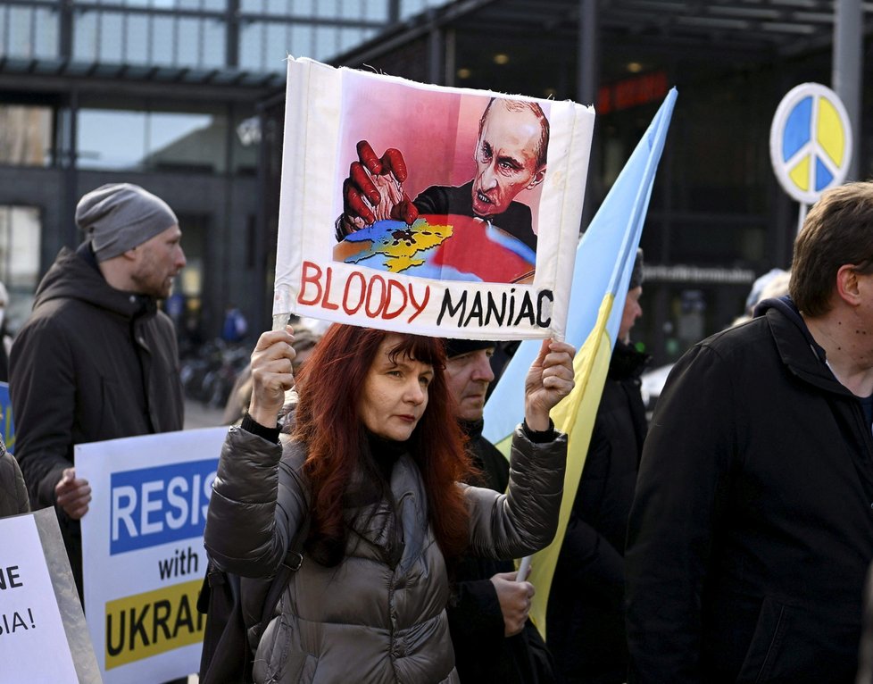 Protest proti Putinovu počínání na Ukrajině ve finských Helsinkách