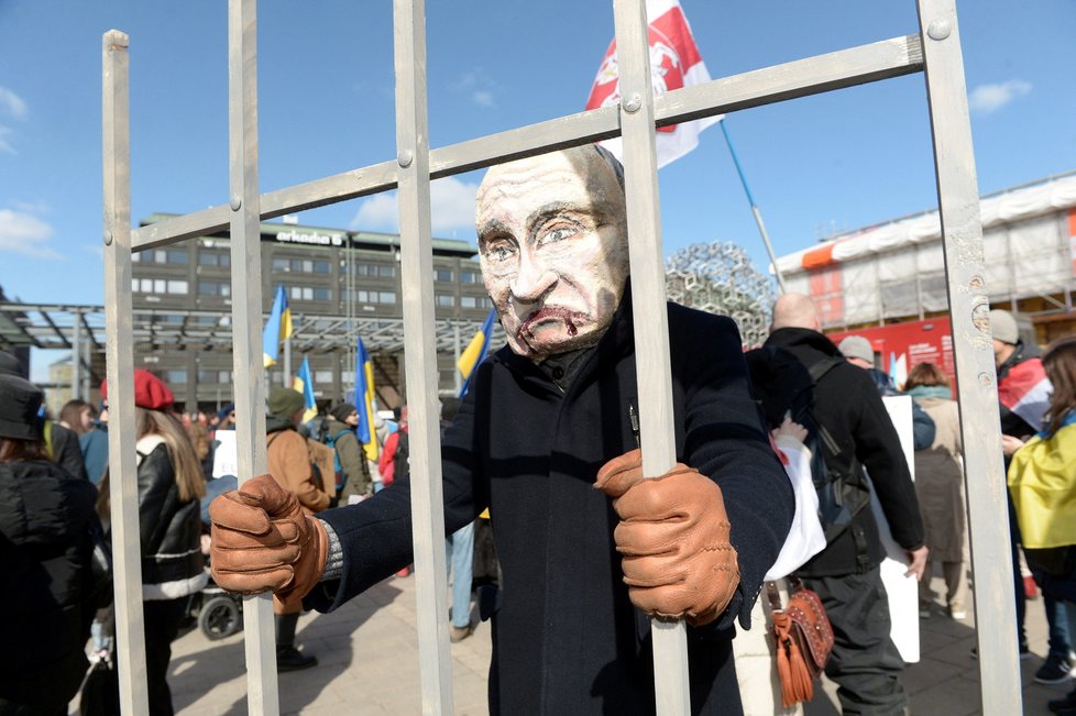 Protest proti Putinovu počínání na Ukrajině ve finských Helsinkách